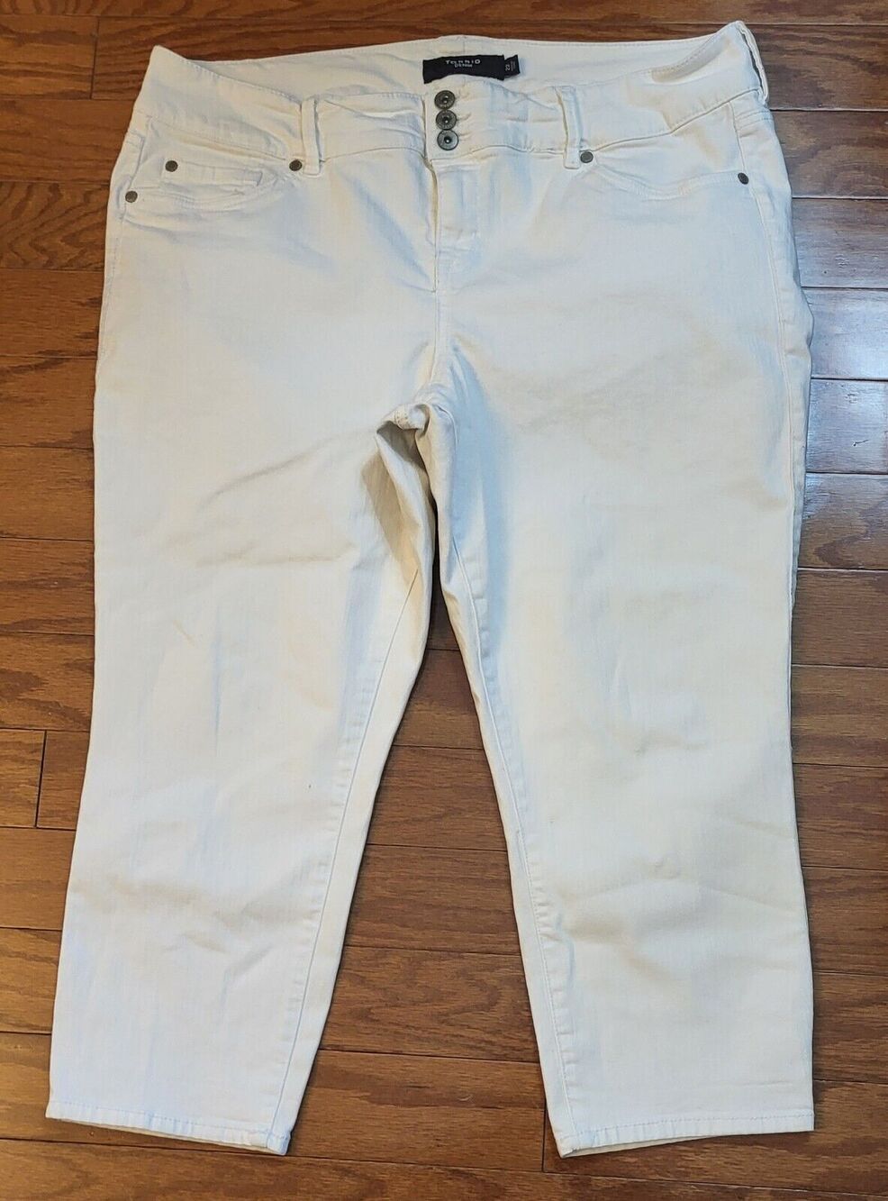 TORRID 22 Women's Boyfriend Capri Jeans In White